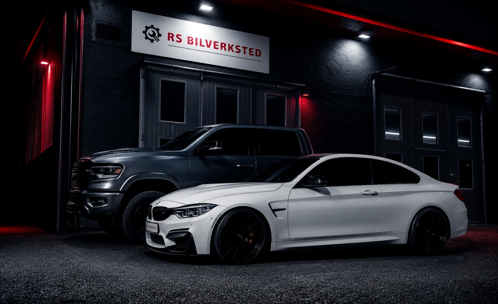 RS Bilverksted i Skien – verkstedfasade med BMW M4 og RAM truck